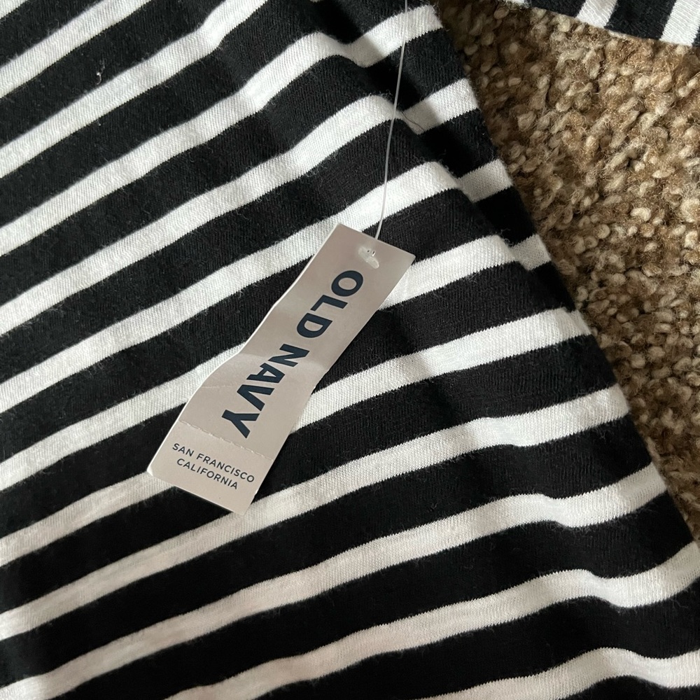 Womens Old Navy 3/4 sleeve black and white t shirt